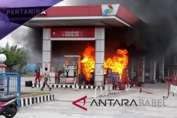 Petugas padamkan mobil terbakar di SPBU Pangkalpinang