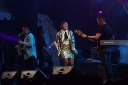 Via Vallen Berdendang di "Jazz Traffic" (Video)