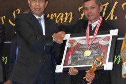 Bupati Tapteng terima best of the best award