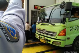 452 truk "overload" ditilang di jembatan timbang