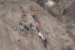 Wabup Trenggalek dan Istri Panjat Tebing Sepikul
