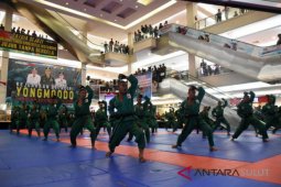 Warga responsif Kejuaraan Yongmoodo di Megamall Manado