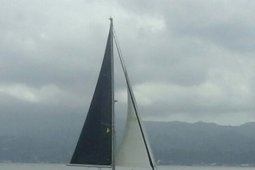 Perahu layar Colie peserta kedua masuk finis