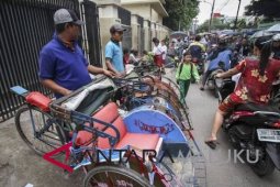 Dishub Ambon tertibkan waktu operasi becak
