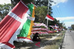Ribuan merah putih berkibar di sepanjang jalan Pemangkat