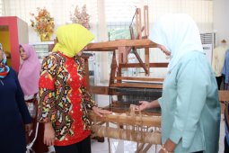 Masyarakat dilatih tenun corak insang Pontianak