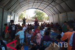 Siswa SMP Sambelia belajar di tenda darurat