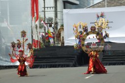 Jember Fashion Carnaval 2018 Dibuka dengan Simbol Pusaka Nusantara "Kujang" (Video)