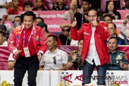 Nonton badminton, Jokowi kembali bergoyang "dayung" di Istora