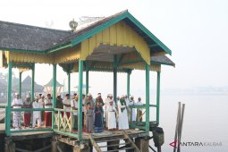 Salat Idul Adha Diselimuti Kabut Asap