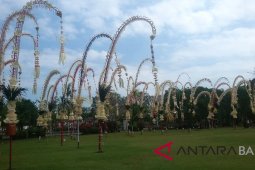 Warga Binaan Lapas Denpasar buat "penjor" sambut Natal-Galungan