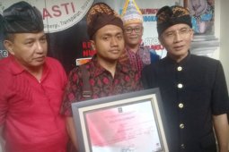 Petugas Imigrasi Bali yang dianiaya turis terima penghargaan