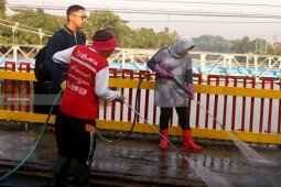 Risma Pimpin Pengecetan Trotoar Surabaya Sambut HUT RI