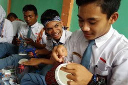 BUMN Hadir - Kunjungan peserta SMN ke Rumah Batik Beting Pontianak