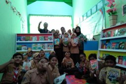 SD "Anak Emas" Denpasar terima hadiah "Taman Bacaan" (video)