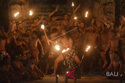 "Cak Rina" tampil dalam "Bali Mandara Nawanatya III"