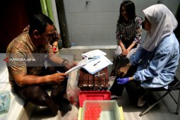 Puluhan Pegawai di Pemkot Surabaya Jalani Tes Urine