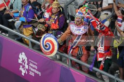 Asian Games - Tampil Unik, Suporter Thailand Menarik Perhatian Penonton