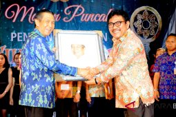 Gubernur Pastika terima penghargaan "Wikan Award"