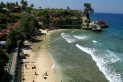 Wisata Pantai Dato Majene