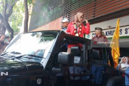 Pesilat Peraih Emas Asian Games Diarak Keliling Surabaya (Video)