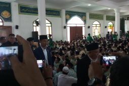 Jokowi Bagikan Sepeda Kepada Santri Amanatul Ummah (Video)