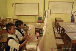 Siswa SD Bekasi belajar di gudang BPBD