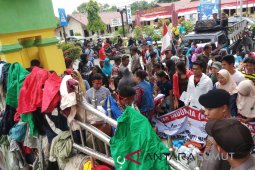 Pedagang jajakan pakaian bekas di gedung dewan