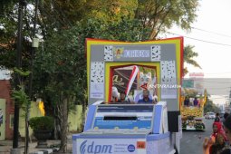 Warga Kota Kediri Antusias Saksikan Parade Mobil Hias