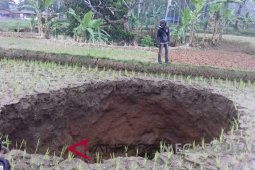 Waduh, diameter lubang misterius di Sukabumi terus bertambah