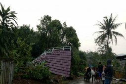 Puting beliung landa Cibarengkok Sukabumi