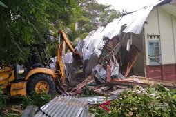 Pemkot bongkar dua bangunan liar taman kota