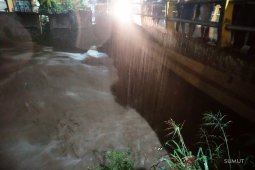 Hujan mengguyur Padangsidimpuan akibatkan air sungai naik ke badan jalan