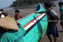 Perahu nelayan Mukomuko karam diterjang ombak besar