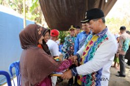 Bupati HSS serahkan bantuan CSR PDAM untuk korban kebakaran