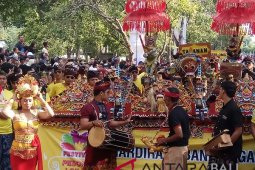 Masyarakat dan wisatawan saksikan "Festival Pesona Lokal" (video)