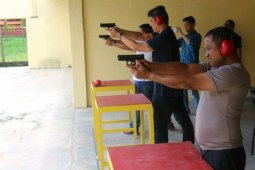 Personel Polres Simalungun latihan menembak