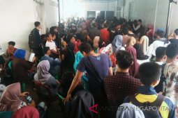 Antrean warga Karawang yang mengurus e-KTP membludak
