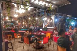 Hangatnya menikmati kopi di kedai +62