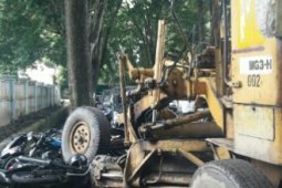 Alat berat seruduk 14 sepeda motor