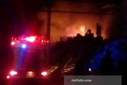 Tumpukan Kayu Bekas Proyek PG Asembagus Situbondo Terbakar (Video)