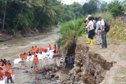 BPBD dibantu masyarakat buat tanggul tanggap darurat