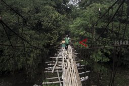 Jembatan gantung rusak