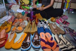 Kerajinan Sepatu Rajut