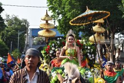 Ribuan Orang Saksikan Kirab Pusaka