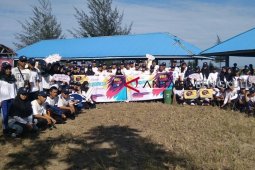 Mahasiswa baru Universitas Bengkulu bersihkan Pantai Jakat