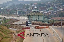 Foto - Masjid masih berdiri di tengah tol