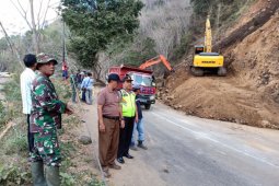 Seorang Pengendara Terluka Parah Akibat Longsor Trenggalek