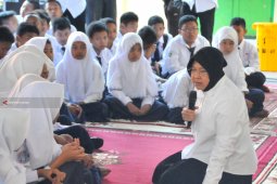 Risma Beri Motivasi Ratusan Pelajar SMPN 56 Surabaya