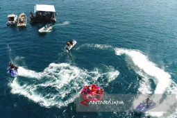 Serunya Bermain "Flyboard" di Wisata Pasir Putih Water Sport Situbondo (Video)